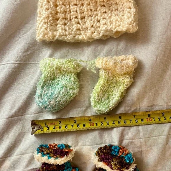 Handmade infant hat, booties, mitts - Picture 8 of 8